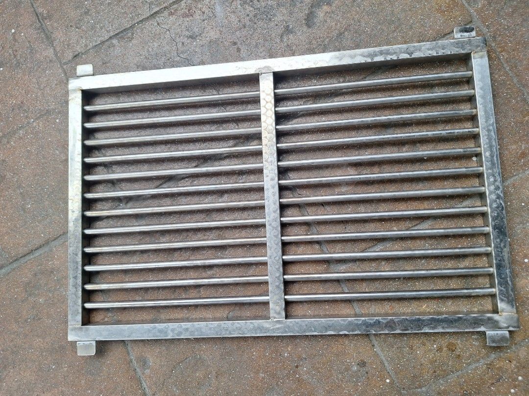 由 bubuchacha770224-38345 (刊登 ID 1383175764，圖片 2) 提交，位於 台中市 (Taichung) 的 狗狗不鏽鋼排水廁所（不二價） (類別：浴室、廚房用品配件)，說明：可連接排水孔將尿液直接流下去 建議可以裝在廁所 或其他有水龍頭可以沖洗的地方的 如照片，有些地方生鏽但不影響使用 間距1.8公分 彰化面交 在彰化市交流道附近 二手商品售出不退換貨 如購買，自動丟時沖水控制器是附贈的 （但有半年沒用需要換電池不保證可以使用）。