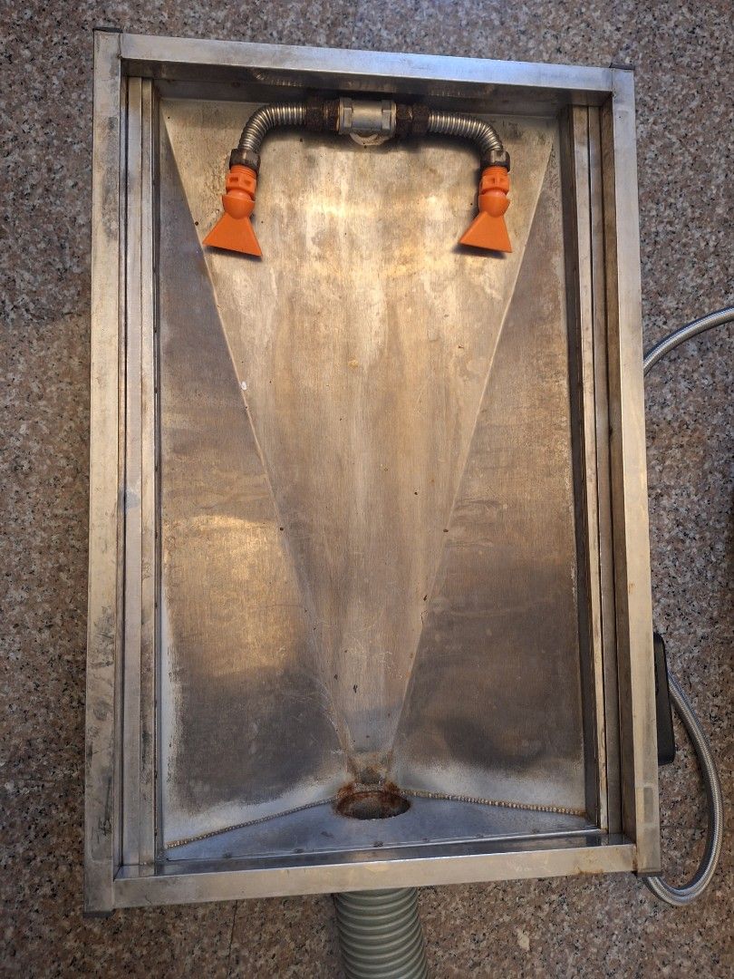 由 bubuchacha770224-38345 (刊登 ID 1383175764，圖片 3) 提交，位於 台中市 (Taichung) 的 狗狗不鏽鋼排水廁所（不二價） (類別：浴室、廚房用品配件)，說明：可連接排水孔將尿液直接流下去 建議可以裝在廁所 或其他有水龍頭可以沖洗的地方的 如照片，有些地方生鏽但不影響使用 間距1.8公分 彰化面交 在彰化市交流道附近 二手商品售出不退換貨 如購買，自動丟時沖水控制器是附贈的 （但有半年沒用需要換電池不保證可以使用）。