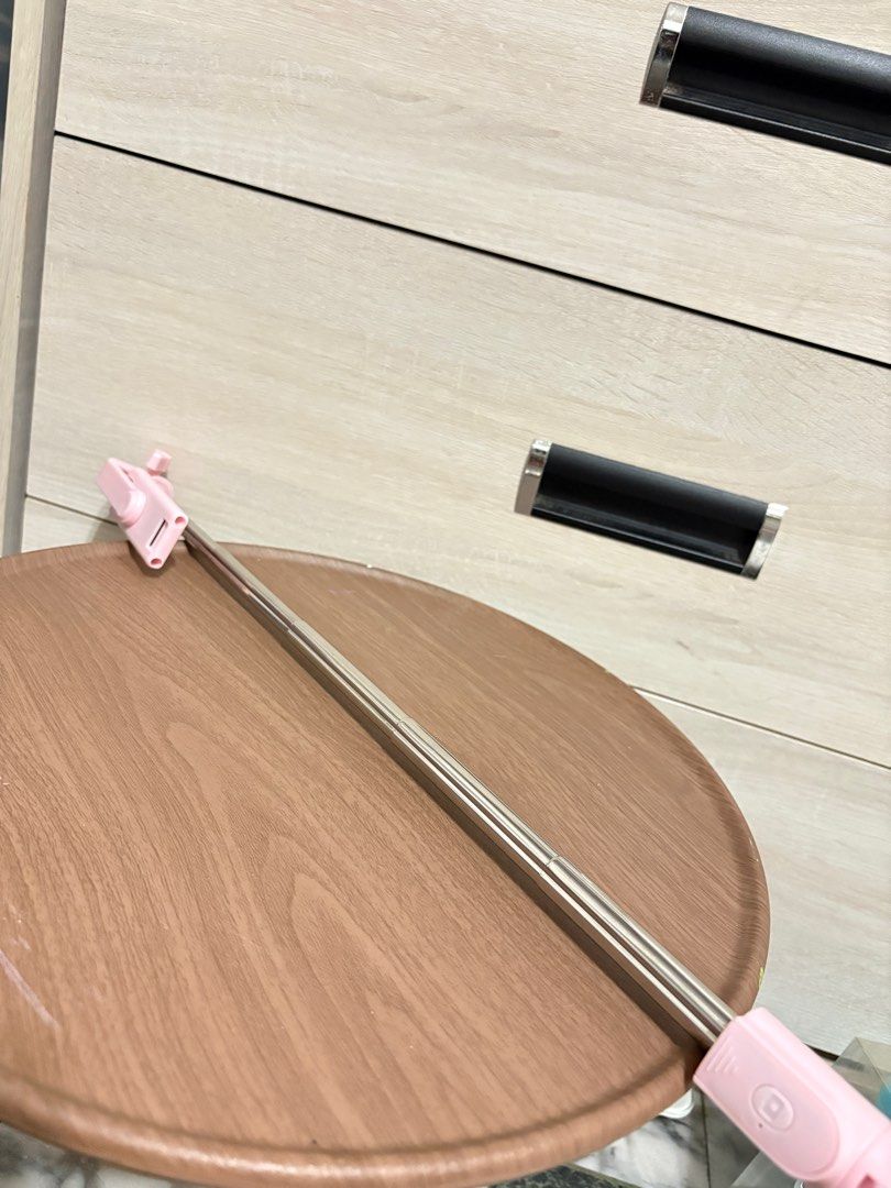 由 Qian_Yun (刊登 ID 1383227706，圖片 2) 提交，位於 台南市 (Tainan) 的 手機支架+自拍桿（附燈） (類別：其他)，說明：。