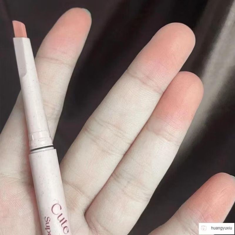 由 momolly0987 (刊登 ID 1383264975，圖片 3) 提交，位於 桃園市 (Taoyuan) 的 乾燥玫瑰絲絨唇筆兩色 (類別：唇部彩妝、保養)，說明：兩隻。