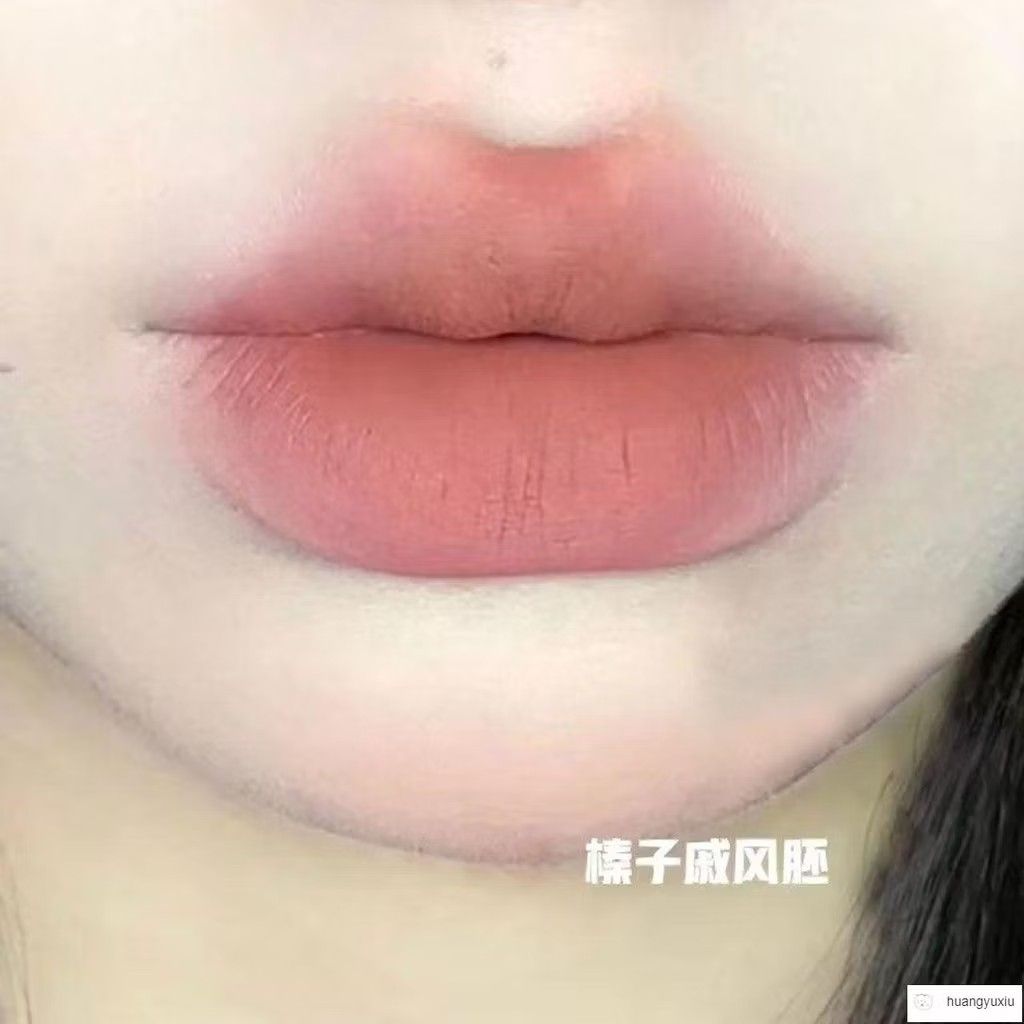 由 momolly0987 (刊登 ID 1383264975，圖片 2) 提交，位於 桃園市 (Taoyuan) 的 乾燥玫瑰絲絨唇筆兩色 (類別：唇部彩妝、保養)，說明：兩隻。