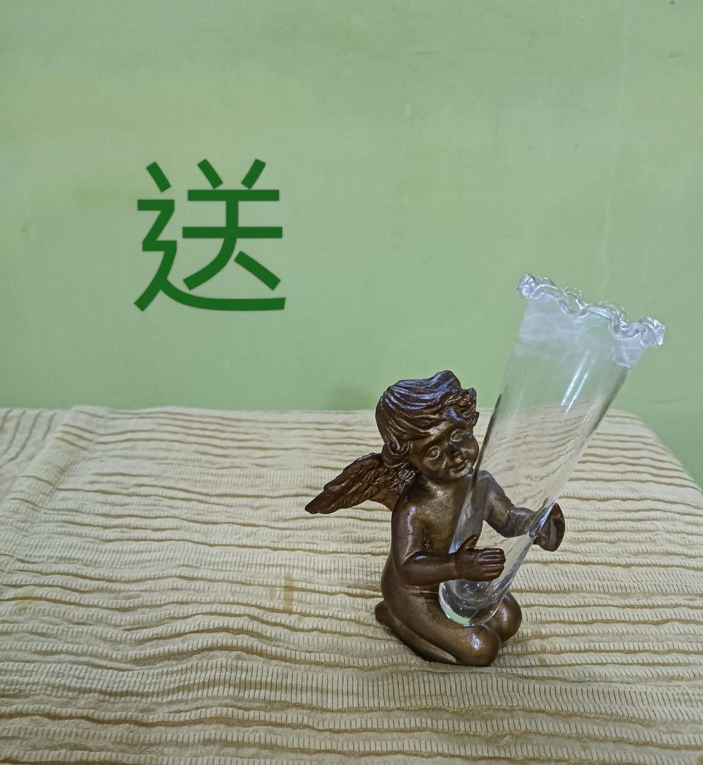 由 gogo57 (刊登 ID 1383268036，圖片 2) 提交，位於 台中市 (Taichung) 的 白瓷花甁 歐式宮廷款 可插花也可當擺飾 清新白色好搭配 送天使 (類別：花瓶園藝)，說明：💐 年輕的時侯喜歡插花裝點家裡，收集了一些花甁，偶爾到鶯歌去找，有時逛街看到特別喜愛的，都忍不住買回家，每買一次心情都特別興奮！ 🈹 年紀越大，慢慢學著過精減和割捨的生活。。