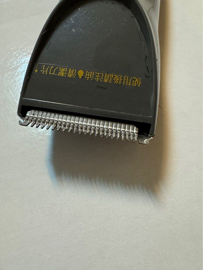 由 classictech (刊登 ID 1383082743，圖片 2) 提交，位於 台南市 (Tainan) 的 電動修鬍刀 電動理髮器 家用電動理髮器 理髮造型器 電動理髮器 剪髮器 電動剃刀 剃鬢刀 (類別：男士美容保養)，說明：使用過一次，修個人鬢角。 因為家裡有兩支，這支沒有用到，給有需要的人。 可用於小孩、大人或寵物美容。 剃貓狗的腳毛，避免滑倒也很好用！ （使用家中另外一支的經驗） 本賣場系屬非全職賣家，出售的商品皆為自家私人蒐藏或日常無需用到之用品出清。非消保法規範之企業經營者，故不適用消保法鑑賞期規定。接受者再下標。。