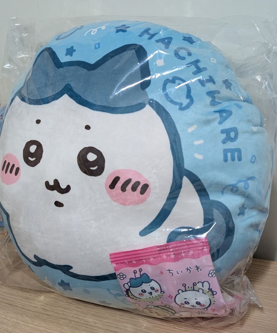 由 ju_ju (刊登 ID 1383254987，圖片 2) 提交，位於 新北市 (New Taipei) 的 現貨 日本 吉伊卡哇 Chiikawa 小八貓 ハチワレ HEART 吉伊卡哇抱枕 靠枕 靠墊 + 草莓汽水糖 HACHIWAR (類別：其他居家裝飾)，說明：#現貨 #日本 #吉伊卡哇 #Chiikawa #小八貓 #小八 #ハチワレ #HEART #抱枕 #靠枕 #靠墊 #草莓汽水糖 #HACHIWARE 草莓汽水糖：18克 成分：葡萄糖（日本產）、玉米澱粉、澱粉分解物/酸化劑、香料、著色劑（花青素） 抱枕尺寸：30×30×10cm 全新原裝正貨日本大國藥妝直送。
