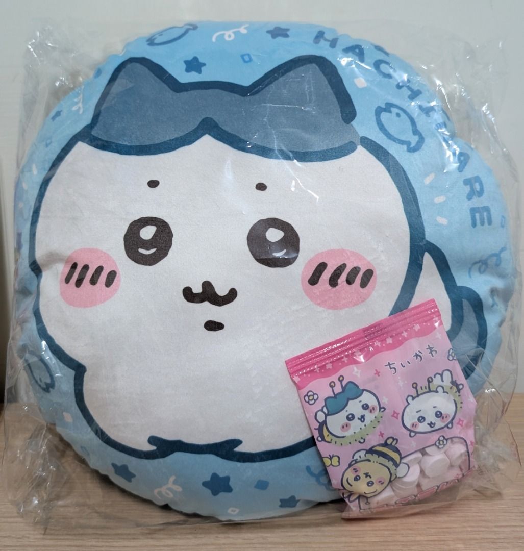 由 ju_ju (刊登 ID 1383254987，圖片 1) 提交，位於 新北市 (New Taipei) 的 現貨 日本 吉伊卡哇 Chiikawa 小八貓 ハチワレ HEART 吉伊卡哇抱枕 靠枕 靠墊 + 草莓汽水糖 HACHIWAR (類別：其他居家裝飾)，說明：#現貨 #日本 #吉伊卡哇 #Chiikawa #小八貓 #小八 #ハチワレ #HEART #抱枕 #靠枕 #靠墊 #草莓汽水糖 #HACHIWARE 草莓汽水糖：18克 成分：葡萄糖（日本產）、玉米澱粉、澱粉分解物/酸化劑、香料、著色劑（花青素） 抱枕尺寸：30×30×10cm 全新原裝正貨日本大國藥妝直送。