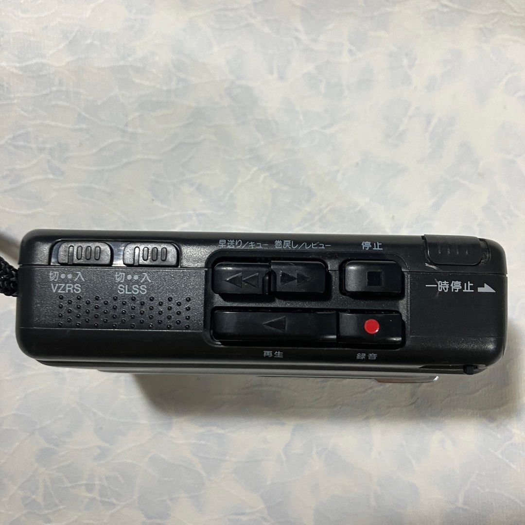 由 yoyo0144 (刊登 ID 1383196729，圖片 2) 提交，位於 新北市 (New Taipei) 的 【Aiwa】*多功能*卡帶式錄放音機TP-600（二手功能正常） (類別：錄音機)，說明：✅保存良好，功能都正常，如影片 ✅外觀如圖實拍，老機器難免有使用痕跡，基本上保存良好 ✅錄音功能全面 商場有空白錄音帶可以加購 商品特色 ● 🎉卡帶錄音/放音功能 ● 🎉具隱藏式立體麥克風 ● 🎉麥克風感度調整 ● 🎉SLSS音聲啓動功能（配合音量和背景有聲音才錄音） ● 🎉可review/cue方便找 ● 🎉速度快慢調整 ● 🎉一時停止 ● 🎉錄音電池顯示 ● 🎉有計數器設計 ●有耳機外接（單音）/麥克風外接 使用三號電池二個或電源揷孔3V。