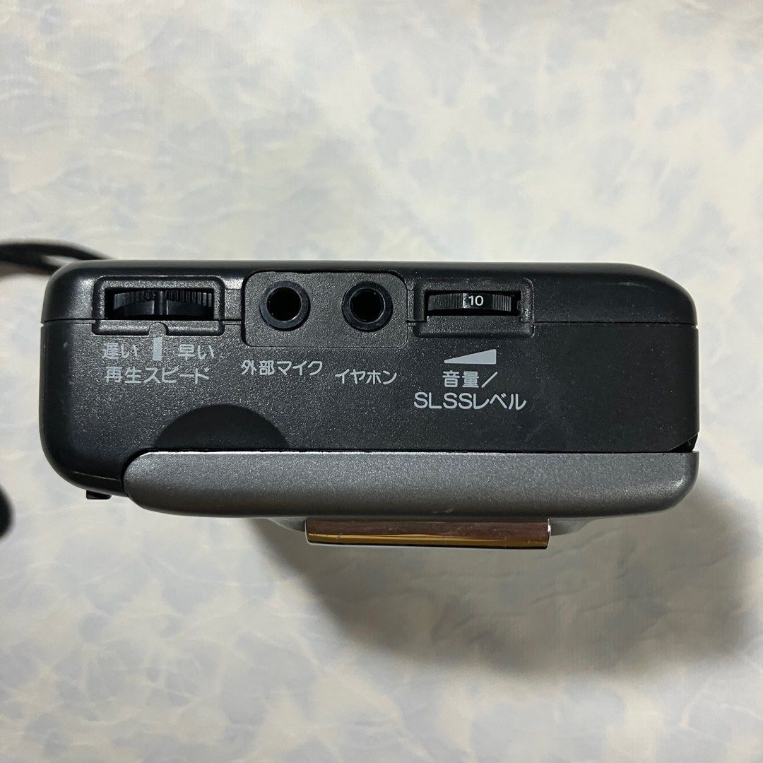 由 yoyo0144 (刊登 ID 1383196729，圖片 3) 提交，位於 新北市 (New Taipei) 的 【Aiwa】*多功能*卡帶式錄放音機TP-600（二手功能正常） (類別：錄音機)，說明：✅保存良好，功能都正常，如影片 ✅外觀如圖實拍，老機器難免有使用痕跡，基本上保存良好 ✅錄音功能全面 商場有空白錄音帶可以加購 商品特色 ● 🎉卡帶錄音/放音功能 ● 🎉具隱藏式立體麥克風 ● 🎉麥克風感度調整 ● 🎉SLSS音聲啓動功能（配合音量和背景有聲音才錄音） ● 🎉可review/cue方便找 ● 🎉速度快慢調整 ● 🎉一時停止 ● 🎉錄音電池顯示 ● 🎉有計數器設計 ●有耳機外接（單音）/麥克風外接 使用三號電池二個或電源揷孔3V。