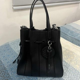 (Category: ) located in . Submitted by wittywardrobe (Listing ID 1383197445, Image 1). Description: .