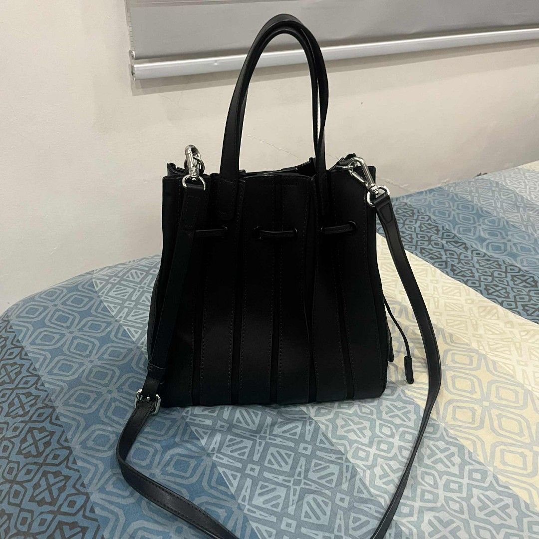 Anne Klein Barbara Sling/Shopper Bag (Category: Cross-body Bags) located in Bulacan. Submitted by wittywardrobe (Listing ID 1383197445, Image 2). Description: ❗Payment First Basis❗ ❗ACTUAL PICTURE POSTED❗ 🚫 LAST PRICE POSTED 🚫 •NO COD •Book your own courier to secure your address information. •I'll provide the pick up location after payment. •Mop : Gcash.