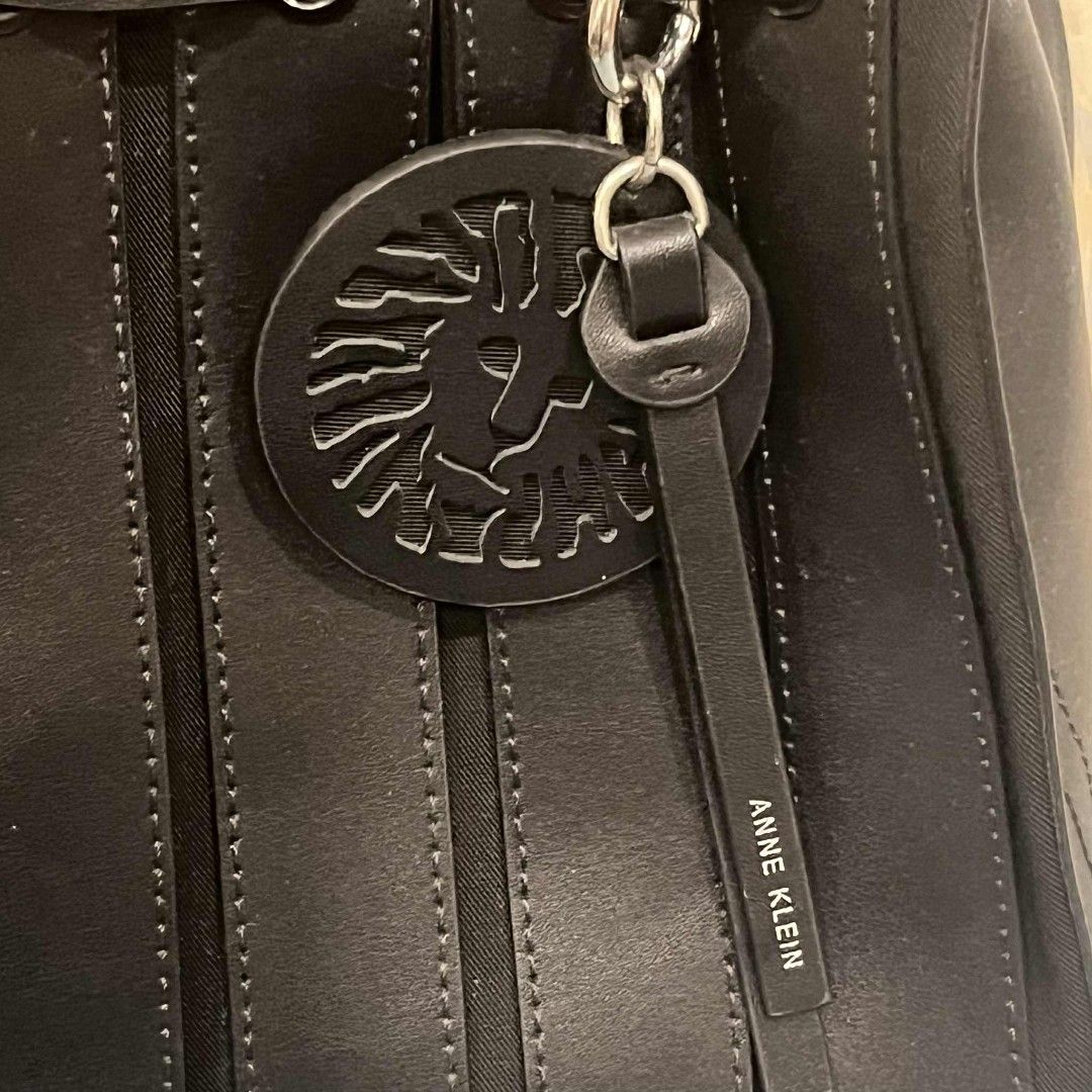 Anne Klein Barbara Sling/Shopper Bag (Category: Cross-body Bags) located in Bulacan. Submitted by wittywardrobe (Listing ID 1383197445, Image 3). Description: ❗Payment First Basis❗ ❗ACTUAL PICTURE POSTED❗ 🚫 LAST PRICE POSTED 🚫 •NO COD •Book your own courier to secure your address information. •I'll provide the pick up location after payment. •Mop : Gcash.
