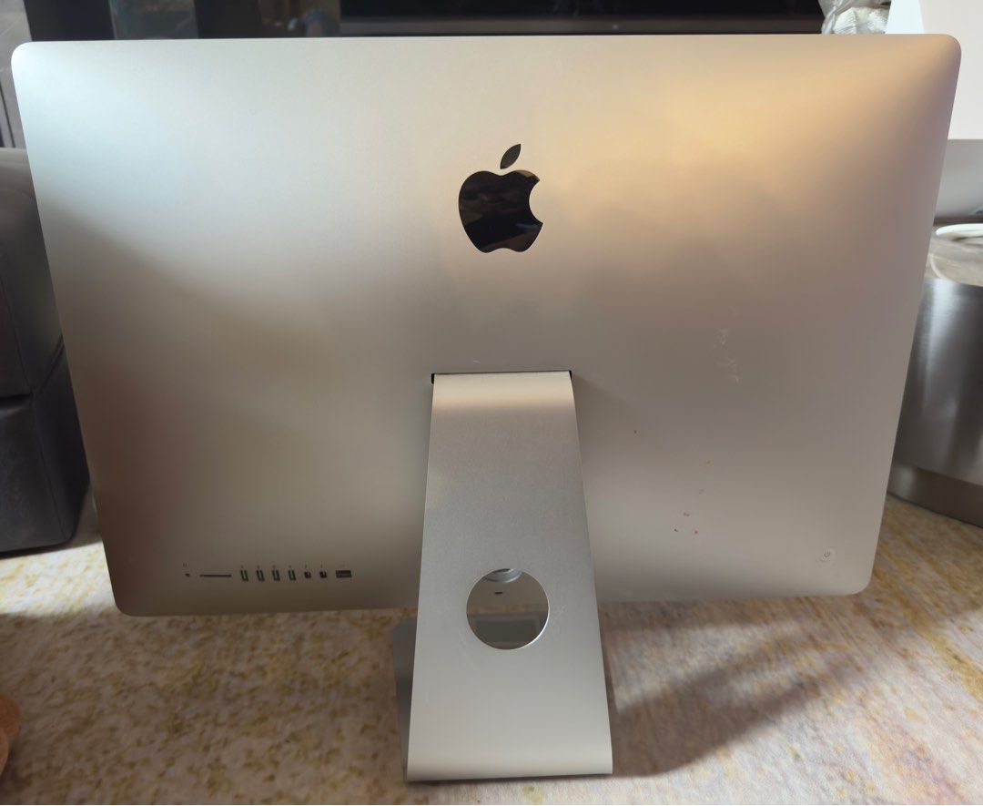 由 kehogken (刊登 ID 1383104733，圖片 2) 提交，位於 台北市 (Taipei) 的 Apple iMac 27吋2K A1419 2013年i7 32G/512G GTX780M 含鍵盤滑鼠 (類別：桌上電腦或筆記型電腦)，說明：商品狀況如圖，外觀約9成新以上，僅正常使用痕跡，全功能正常無任何問題 附電源線、Apple原廠鍵盤、Apple原廠無線滑鼠 螢 幕：27吋 2K 處理器：intel i7-4710 記憶體：32GB 硬 碟：512GB SSD 顯示介面：‎NVIDIA GTX 780M 光碟機：無 作業系統：Mac OS(可協助強制升至最新sequoia系統） （硬碟、記憶體、系統、程式都有提供客製化服務，歡迎詢問） 台北可面交驗貨，有任何問題歡迎聊聊 。