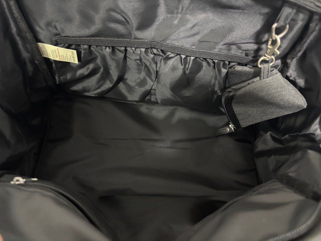 Baby shop giggles bag (Category: Diaper Bags & Wetbags) located in Kuala Lumpur. Submitted by wan_wani (Listing ID 1383192162, Image 3). Description: Baby shop bag giggles Include diapee change mat Condition tiptop 👍🏻👍🏻.
