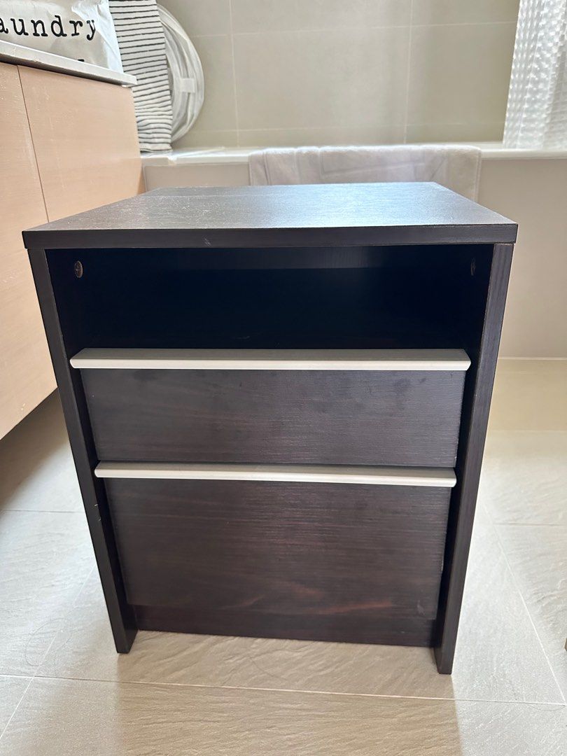 Bedside table （分類：櫃子、組合櫃及置物架）位於 Hong Kong。 由 ekoh89 提交（商品編號 1383267336，圖片 1）。簡介： 40cmx 40cmx50cm(h) Pick up on conduit road 。