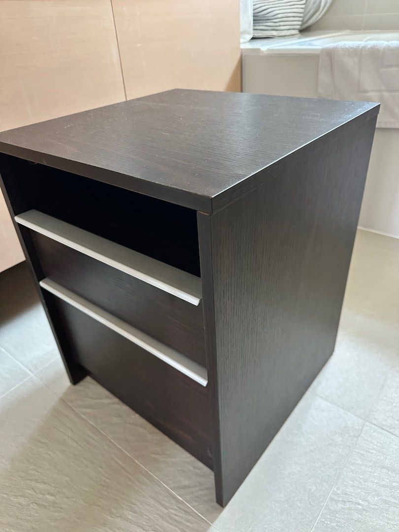 Bedside table （分類：櫃子、組合櫃及置物架）位於 Hong Kong。 由 ekoh89 提交（商品編號 1383267336，圖片 3）。簡介： 40cmx 40cmx50cm(h) Pick up on conduit road 。