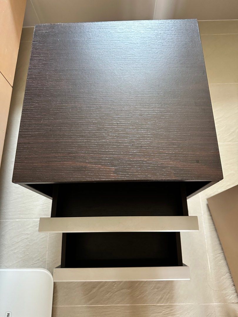 Bedside table （分類：櫃子、組合櫃及置物架）位於 Hong Kong。 由 ekoh89 提交（商品編號 1383267336，圖片 2）。簡介： 40cmx 40cmx50cm(h) Pick up on conduit road 。