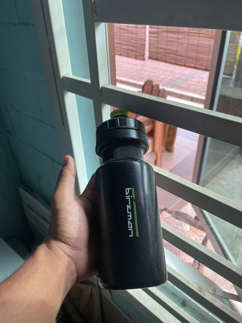 Botol Air (Category: Other Sports Equipment and Supplies) located in Pulau Langkawi. Submitted by azfarazhar11 (Listing ID 1383173036, Image 1). Description: WTS Birzman running water bottle RM 40 ( include postage) .