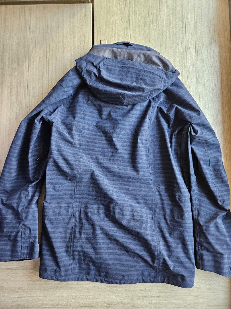 Burton AK GORE-TEX PRO 3L Hover Snow Jacket XS （分類：其他運動配件）位於 Hong Kong。 由 mclo43196 提交（商品編號 1383084030，圖片 2）。簡介： 少用好新淨 最好Gore-tex Pro 3L 料。