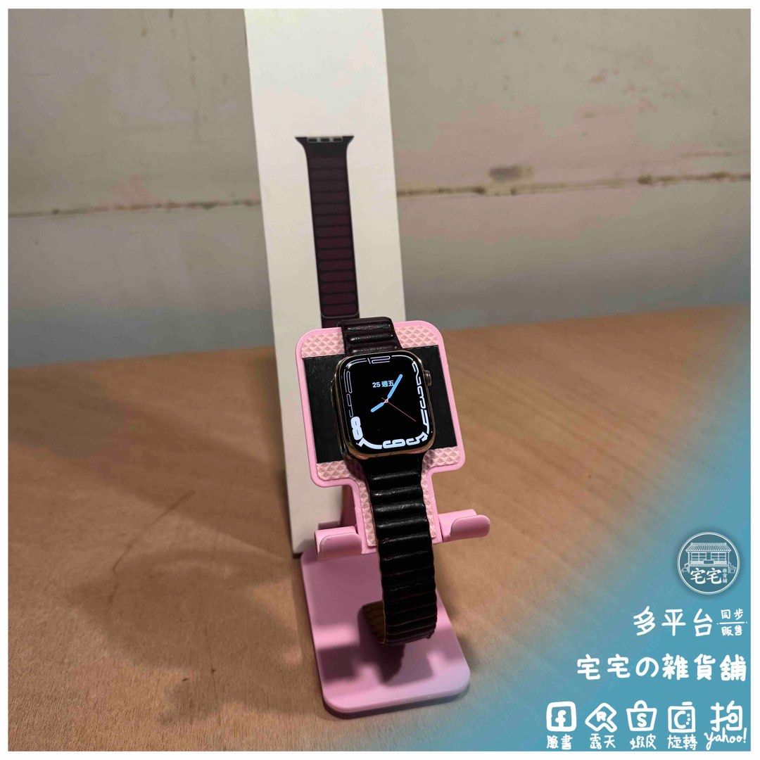 由 here_is_a_grocery_shop (刊登 ID 1383252469，圖片 1) 提交，位於 高雄市 (Kaohsiung) 的 [宅貨舖]C級 Apple Watch Series 7 45mm GPS+LTE 金色 不鏽鋼 紫色磁性鏈紋錶帶 (類別：智慧穿戴裝置及智慧手錶)，說明：商品狀態定義： S級：未拆封或以拆封未使用 A級：近全新，已使用但未有明顯使用痕跡 B級：已使用，功能正常且有使用痕跡 C級：外觀不佳、有破裂或有部分功能異常但主要功能仍可使用 F級：可能仍可使用，但已喪失大部分功能，視為零件販售 商品名稱/型號： Apple Watch Series 7 45mm GPS+LTE 金色 不鏽鋼 價格： NT$3,990 商品現況： 1.外觀有細小劃痕之使用痕跡。 2.揚聲器沒有聲音。 3.電池健康度77%。 4.出貨前將會恢復出廠設置。 5.無原廠盒及充電器，附原廠紫色磁性鏈紋錶帶（含包裝）。 產品規格：（部分資料節自官網） 顏色： 金色（PVD） 功能特