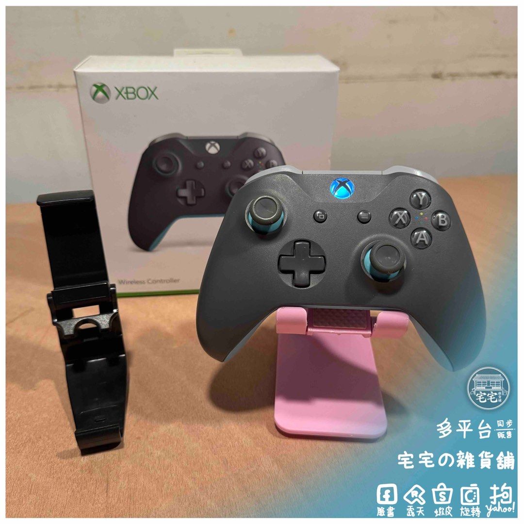由 here_is_a_grocery_shop (刊登 ID 1383232972，圖片 1) 提交，位於 高雄市 (Kaohsiung) 的 [宅貨舖]C級 Microsoft 微軟 Xbox One 原廠無線控制器 灰藍 藍牙手把 (類別：手把控制器)，說明：商品狀態定義： S級：未拆封或以拆封未使用 A級：近全新，已使用但未有明顯使用痕跡 B級：已使用，功能正常且有使用痕跡 C級：外觀不佳、有破裂或有部分功能異常但主要功能仍可使用 F級：可能仍可使用，但已喪失大部分功能，視為零件販售 商品名稱/型號： Microsoft 微軟 Xbox One 原廠無線控制器 價格： NT$749 商品現況： 1.外觀有使用痕跡。 2.左肩鍵需大力按才能觸發，其他按鍵正常。 3.有原廠盒裝、說明書及專用手機架配件。 產品規格：（部分資料節自官網） 相容性： 包括 Xbox 無線和 Bluetooth® 技術，可在主機、電腦、行動電話和平板電腦上進行無線遊戲。透過 3.5 公釐立體聲耳機插孔，插入