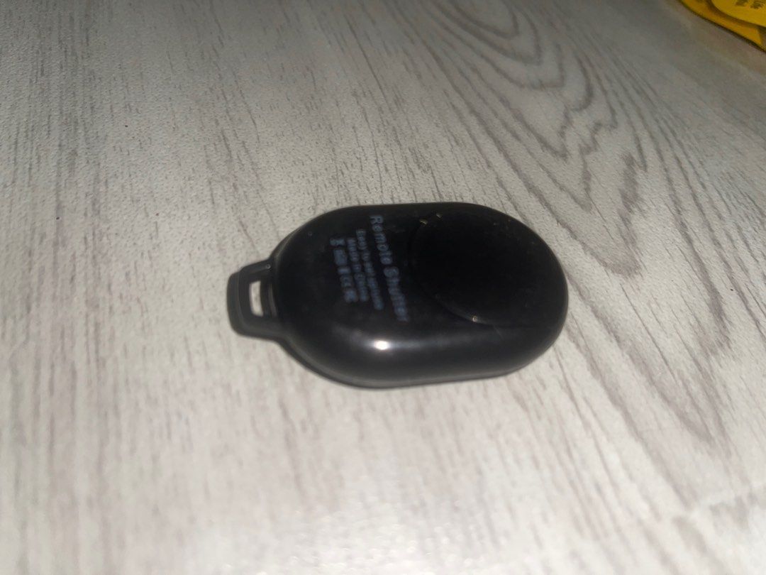 Camera Shutter Bluetooth (Category: Camera Bags & Carriers) located in Makati City. Submitted by jakeamos1066969 (Listing ID 1383238170, Image 3). Description: May gasgas dahil sa shipping .