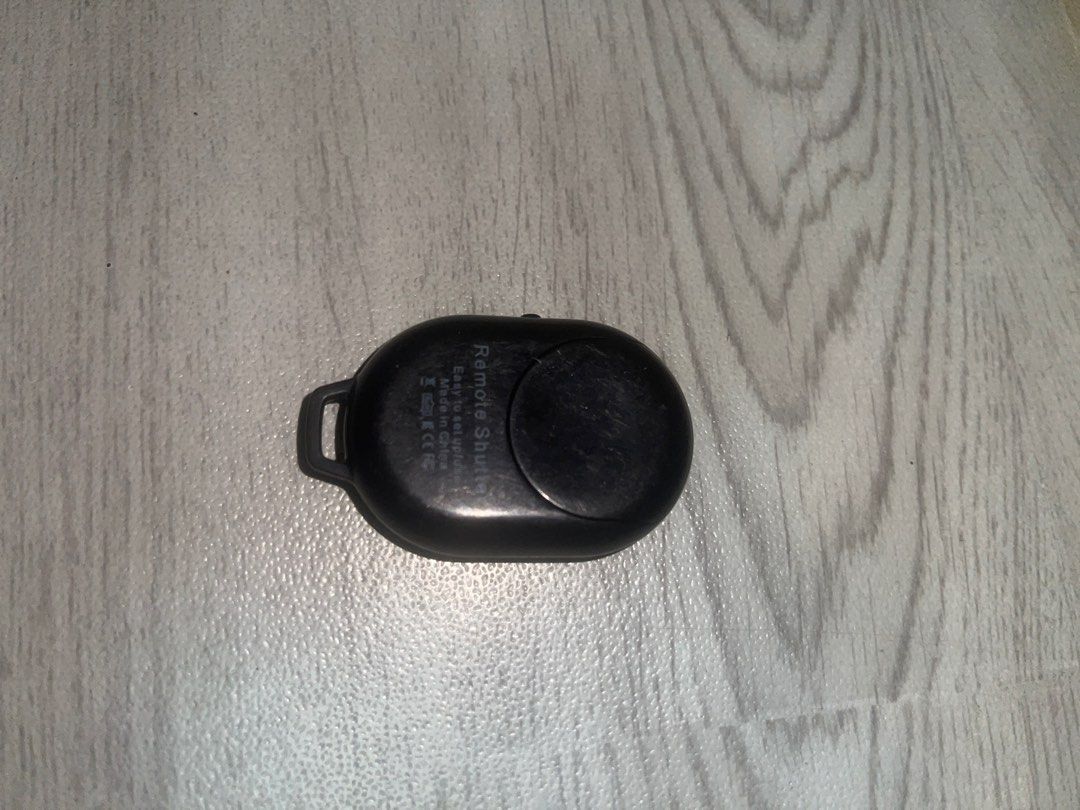 Camera Shutter Bluetooth (Category: Camera Bags & Carriers) located in Makati City. Submitted by jakeamos1066969 (Listing ID 1383238170, Image 2). Description: May gasgas dahil sa shipping .