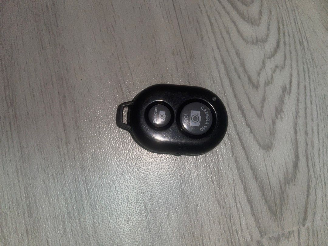Camera Shutter Bluetooth (Category: Camera Bags & Carriers) located in Makati City. Submitted by jakeamos1066969 (Listing ID 1383238170, Image 1). Description: May gasgas dahil sa shipping .