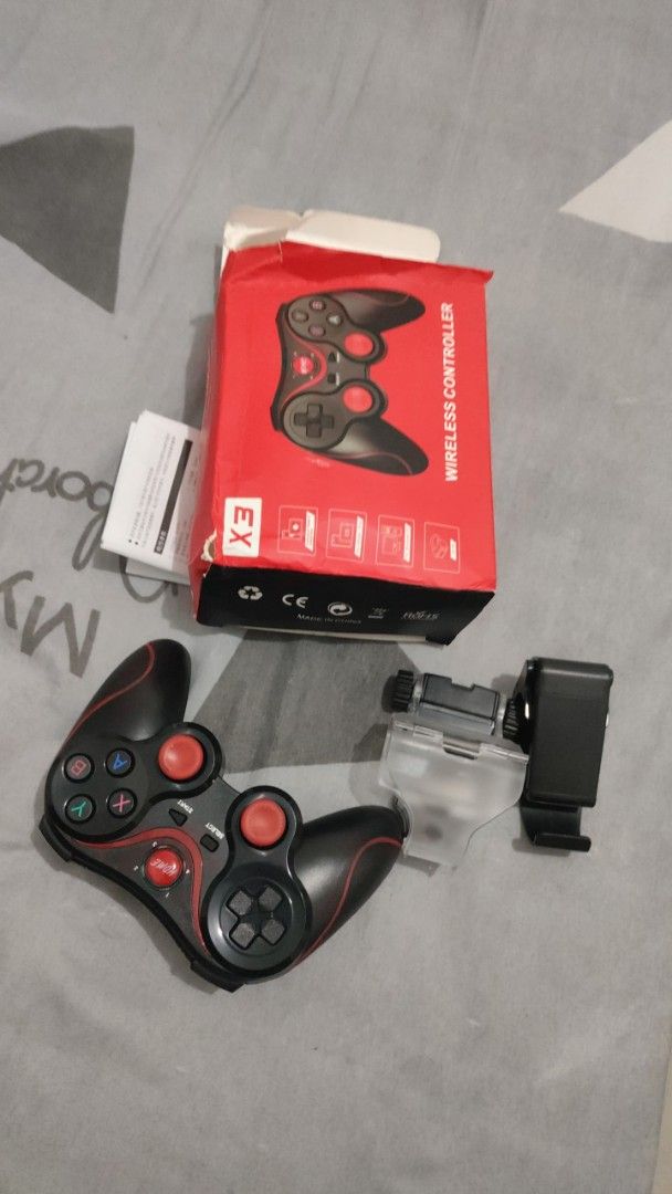 gamepad(wireless controller) (Category: Other Gadgets) located in Pengerang. Submitted by azfarrafid68375 (Listing ID 1383201173, Image 2). Description: ✅ Semua fungsi masih elok & boleh guna ✅ Boleh main game di telefon Android, PC, TV Box, dll ✅ Sambungan Bluetooth, tiada wayar ✅ Siap dengan holder phone (boleh letak telefon atas controller) ✅ Bateri tahan lama, siap boleh cas semula ✅ Ada kotak & manual 🎮 Sesuai untuk main: PUBG Mobile COD Mo