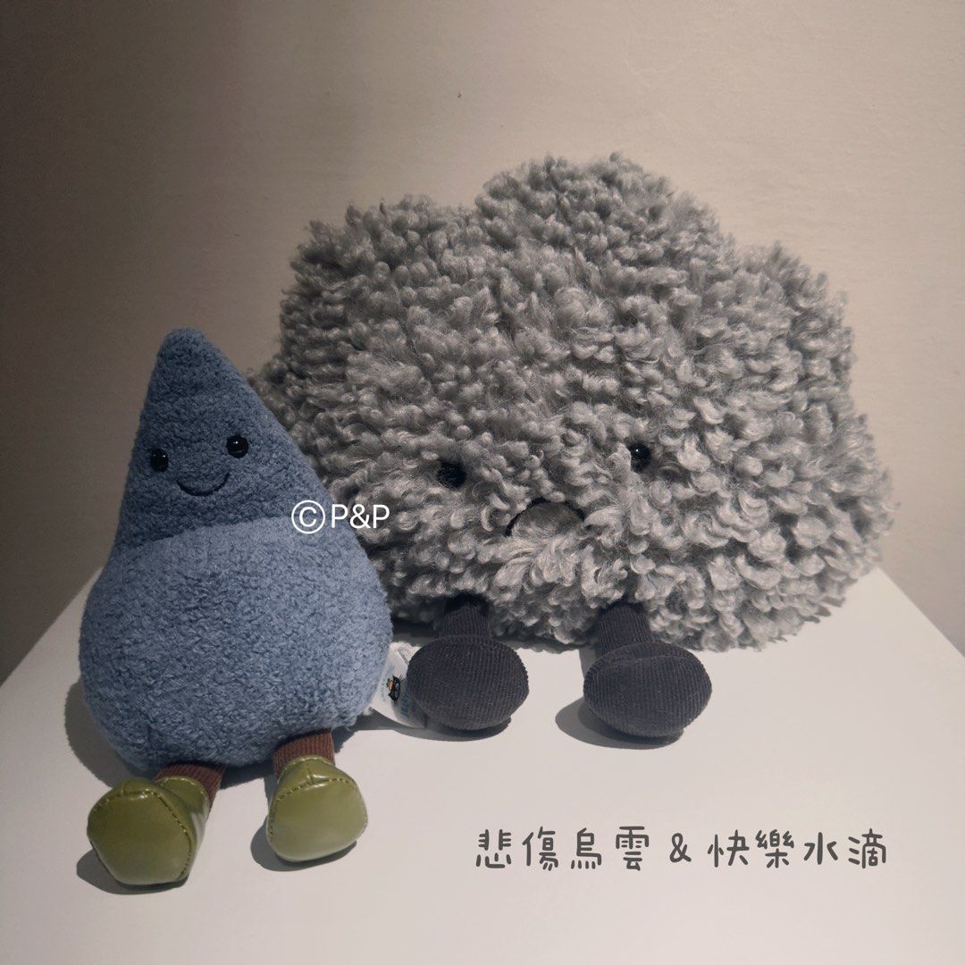 由 irizzzz (刊登 ID 1383267684，圖片 1) 提交，位於 高雄市 (Kaohsiung) 的 Jellycat 烏雲&水滴組合（附防塵袋*1） (類別：嬰兒玩具)，說明：🫟不定期出收藏，購買前請詳閱說明🔍 ▪️所有商品為合法通路購入之正品，非仿品，因私人收藏品，購買時未索取購證，請斟酌選購。 ▪️因購買店家售價不同，價格會有落差屬於正常現象。 ▪️商品皆放於展示櫃中，無下水過，吊牌完整，有保護套。 ▪️完美主義者、高標準買家請慎重考慮是否要下單，單純調整個人收藏品，無法提供完美的售後服務，感謝理解🙏🏻 ▪️組合出售，恕不拆售、不議價。 ▪️取貨付款，請勿棄單，售出不退不換。 ❗️詐騙勿擾，彼此時間寶貴❤️ ✨烏雲的手感超好、水滴的雨鞋可以當手機支架💙。