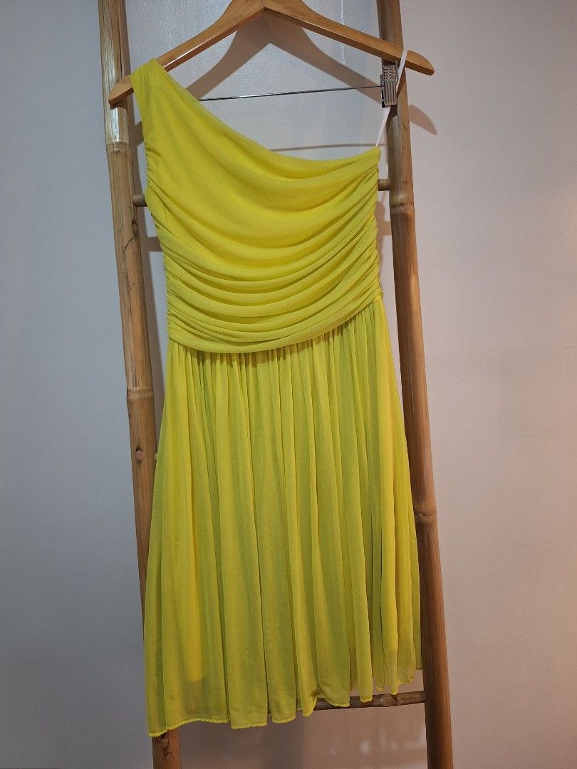 Karimadon Dress (Category: Dresses) located in Antipolo. Submitted by flutterby41319 (Listing ID 1383093104, Image 1). Description: size small scarf not included.