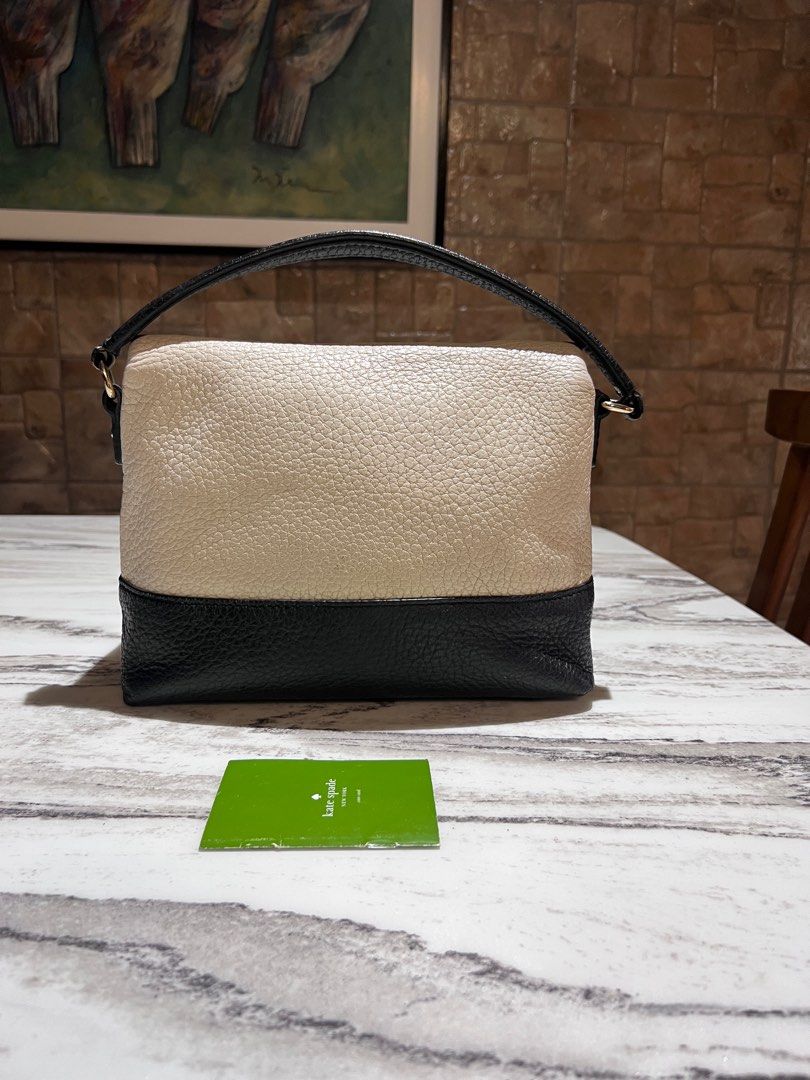 Kate spade hand bag (Category: Luxury Bags & Wallets) located in Tarlac. Submitted by Filritz_8 (Listing ID 1383093023, Image 3). Description: Kate spade original .