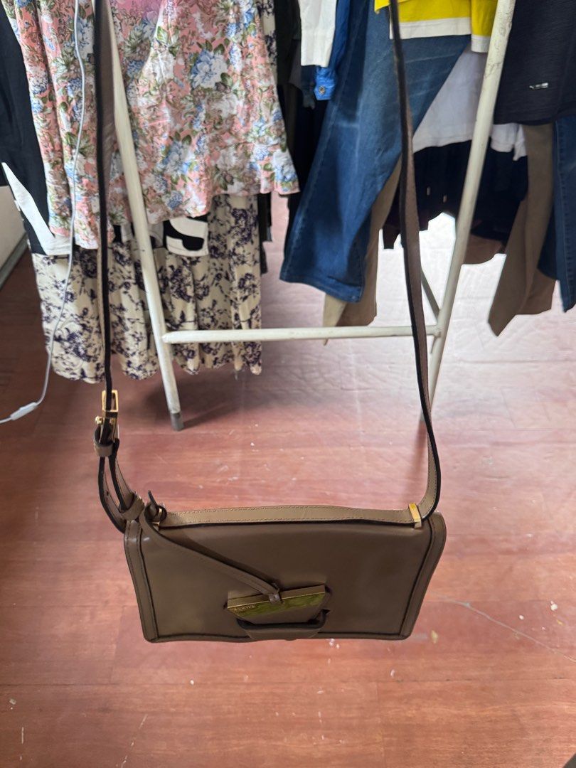 Loewe 💯 % authentic (Category: Luxury Bags & Wallets) located in Manila. Submitted by wildbear.e10374 (Listing ID 1383131763, Image 3). Description: Loewe 💯 % authentic in good condition. This bag is made Italy..