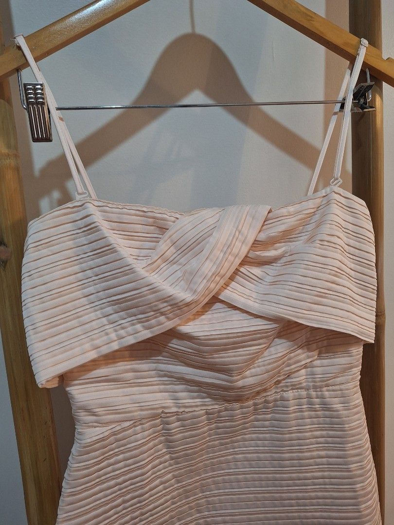 Mango Suit Dress (Category: Evening dresses & gowns) located in Antipolo. Submitted by flutterby41319 (Listing ID 1383093488, Image 2). Description: size xs-s with detachable and adjustable straps boned sides.