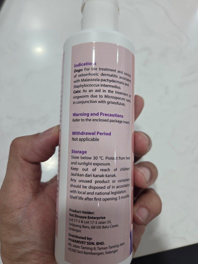 Medicated shampoo (Category: Health & Grooming) located in Petaling Jaya. Submitted by reborn8 (Listing ID 1383170174, Image 3). Description: treatment shampoo for seborrhoeic dermatitis.