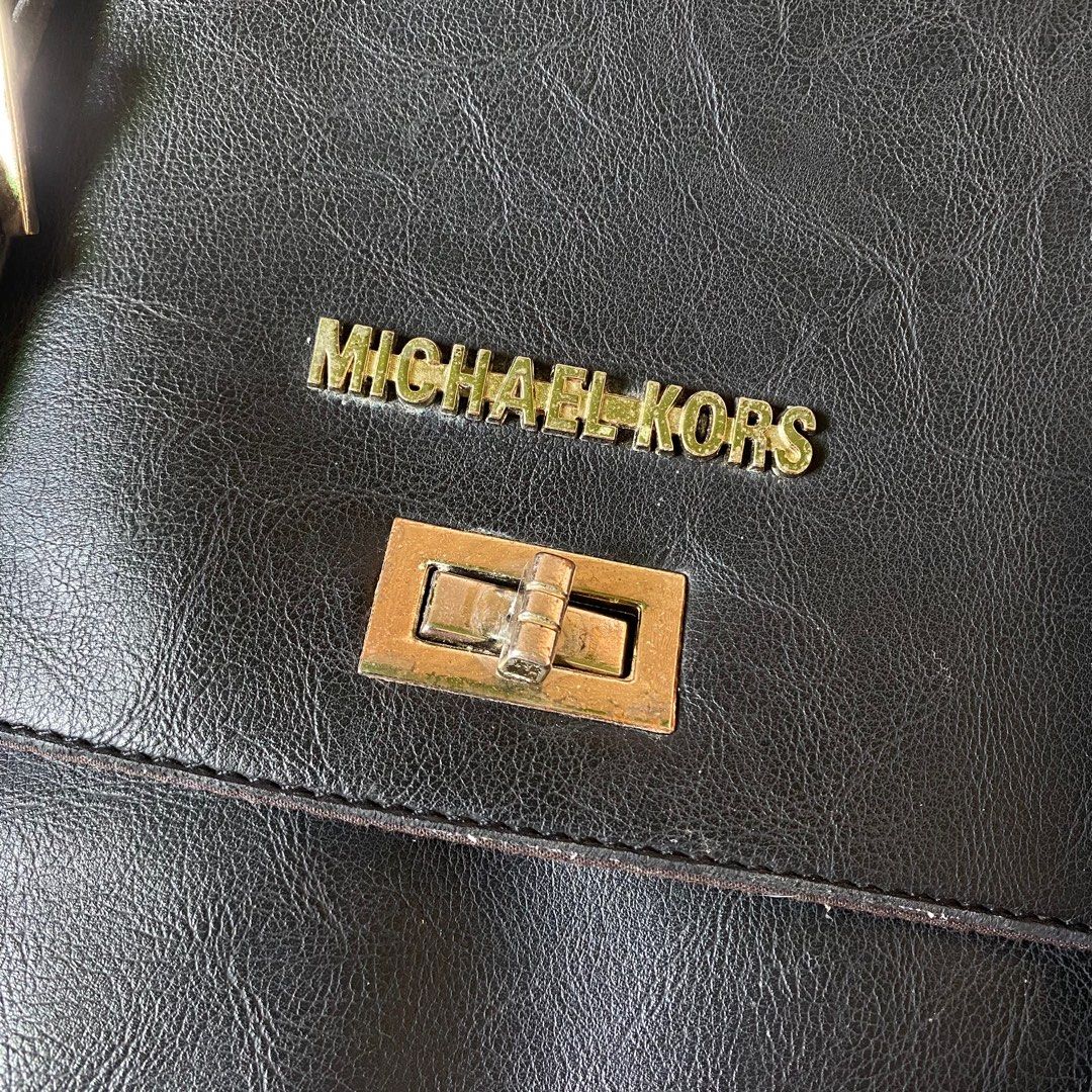 Michael Kors Black Leather Messenger Bag (Category: Luxury Bags & Wallets) located in Kalibo. Submitted by carewear.ph (Listing ID 1383132420, Image 2). Description: .