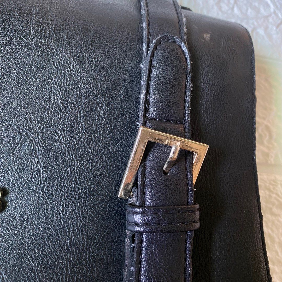 Michael Kors Black Leather Messenger Bag (Category: Luxury Bags & Wallets) located in Kalibo. Submitted by carewear.ph (Listing ID 1383132420, Image 3). Description: .
