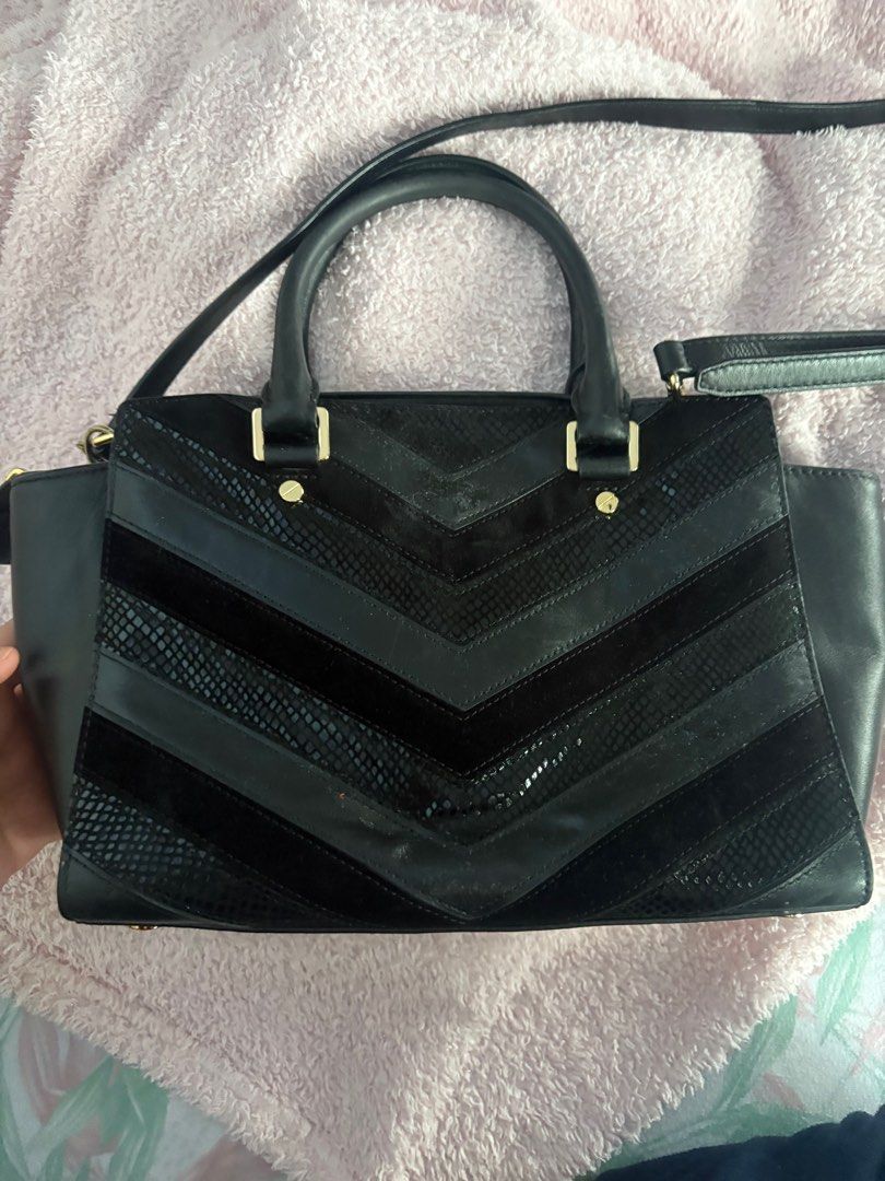 Mk Selma michael kors (Category: Luxury Bags & Wallets) located in Cainta. Submitted by flight.attendant.honey (Listing ID 1383186259, Image 3). Description: Selling my own MK SELMA. Sign of usage but in a good condition. Needs a bit of cleaning, kasi natago ng matagal. Comes with its original strap. .