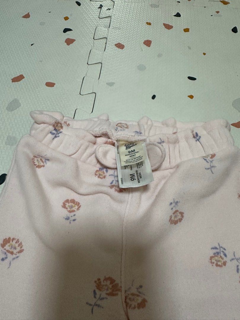 Oshkosh B’gosh jogging pants (Category: Babies & Kids Fashion) located in Quezon City. Submitted by actank (Listing ID 1383089937, Image 2). Description: 9m on tag.
