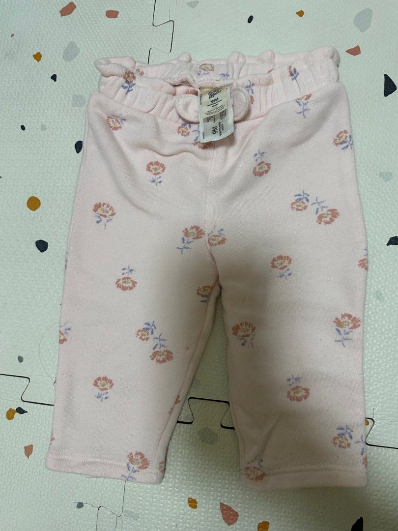 Oshkosh B’gosh jogging pants (Category: Babies & Kids Fashion) located in Quezon City. Submitted by actank (Listing ID 1383089937, Image 1). Description: 9m on tag.