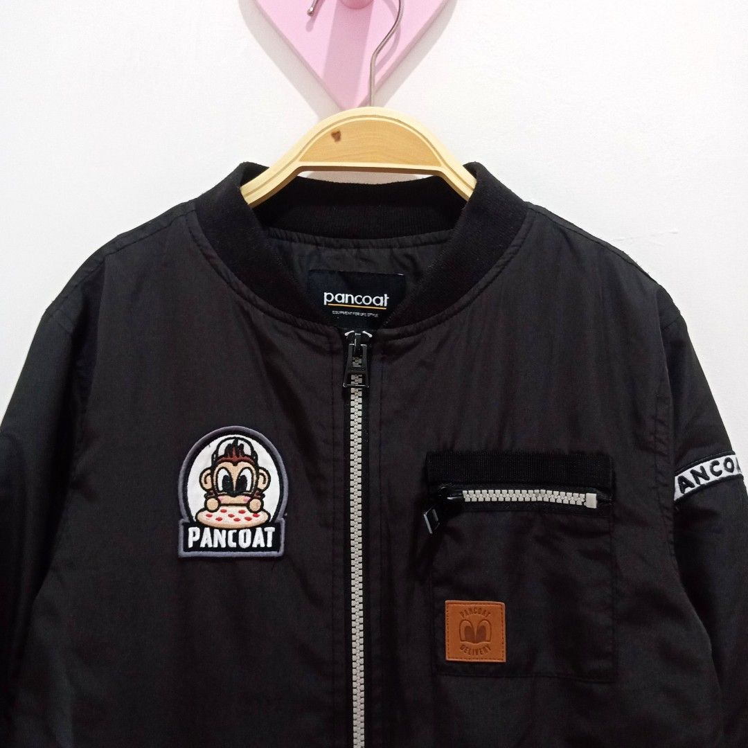 PANCOAT - Bomber Jacket - Jaket Anak (Kategori: Orang Tua, Bayi & Anak - Lainnya) berada di Bandung. Dikirim oleh hai.yumna (ID iklan 1383080113, Gambar 3). Deskripsi: 🌸 READY!!! 🌸 🏷️ Brand: PANCOAT 🎨 Colour: Black 📏 Size: 9T (P: 50cm x L: 42cm) 👶🏻 Rekomendasi Usia: 7-9years 👗 Material: Polyester ⚠️ Condition: 97/100 ✨ NO MINUS, mulusss ✨ LIKE NEW! ✨ Rare item! ✨ VVGC, cakep bangeeet ✨ Warna masih OK, masih pekat ✨ Sudah laundry, ready to