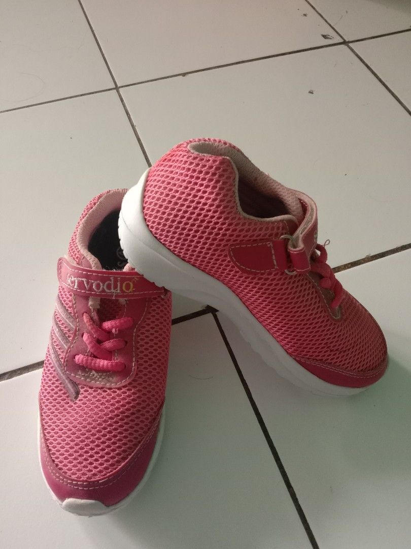Prelove sepatu anak no.31 (Kategori: Orang Tua, Bayi & Anak - Lainnya) berada di Bandung. Dikirim oleh khay.az (ID iklan 1383106759, Gambar 1). Deskripsi: belum pernah pakai.