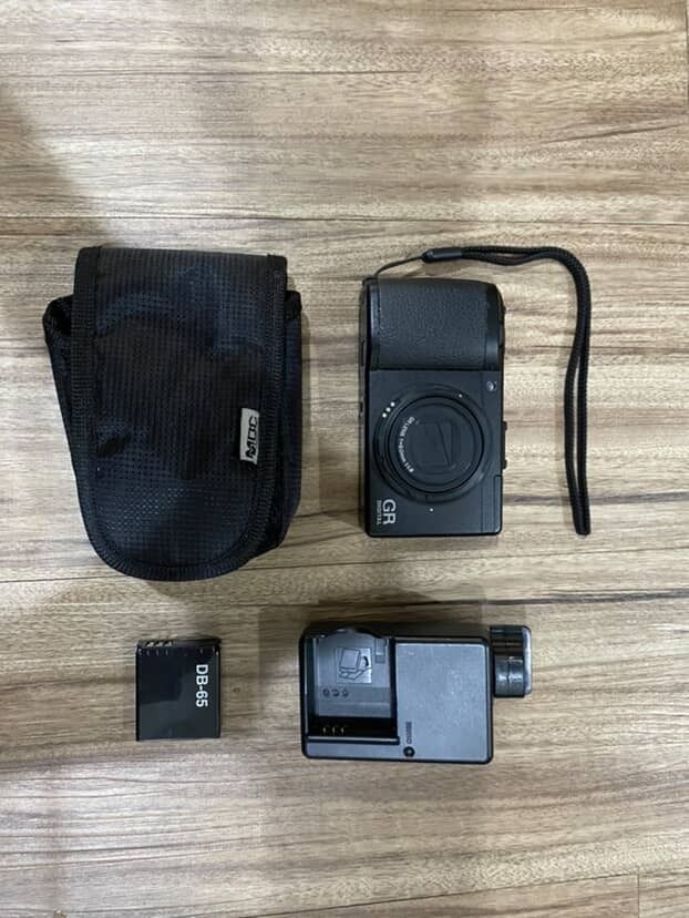 由 linyong0801 (刊登 ID 1383186956，圖片 1) 提交，位於 高雄市 (Kaohsiung) 的 RICOH GRD3 (類別：相機)，說明：售 RICOH GRD3 功能正常 高雄三民面交佳 價格$6500 配件如圖。