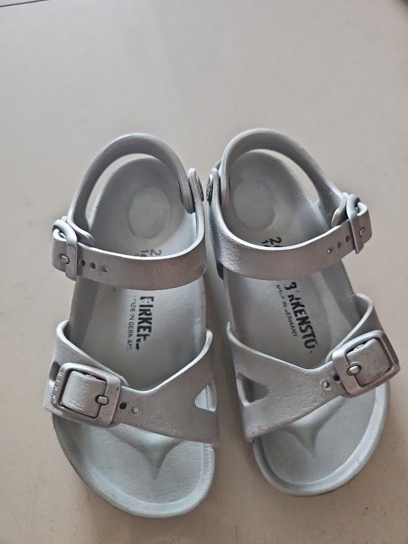 Sandal Birkinstock (Kategori: 1 hingga 3 tahun) berada di Jakarta Barat. Dikirim oleh rcl_garagesale (ID iklan 1383151956, Gambar 1). Deskripsi: size 26 up to 3yrs.