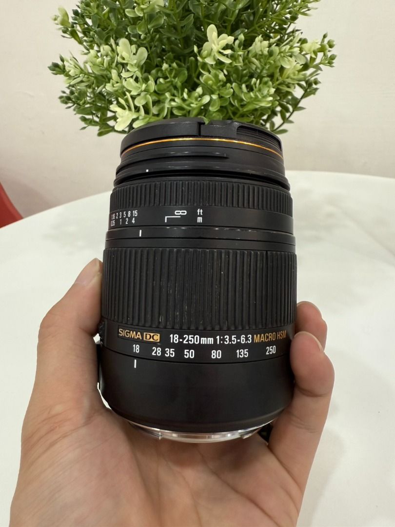 由 elba_digital (刊登 ID 1383128507，圖片 1) 提交，位於 高雄市 (Kaohsiung) 的 【艾爾巴二手】SIGMA DC 18-250mm 1:3.5-6.3 MACRO#二手相機鏡頭#新竹店86483 (類別：鏡頭及裝備)，說明：SIGMA DC 18-250mm 1:3.5-6.3 MACRO FOR NIKON 按鍵功能正常，外觀正常使用痕跡，接頭處有發霉(不影響拍攝)，無底蓋。皆如圖所示。 ▻ 請 務 必 、務 必 、詳 閱 內 文 後 再 下 單 ◅ 📝相機後五碼：******86483 😊歡迎門市取貨"免運費"~現貨在✨新竹✨ 😊也可調至全台各分店 ’’該商品無法與其它商品合併訂單’’ ※商品線上與門市同步銷售中,下單前可詢問庫存※ 🉑新舊機可貼換 艾爾巴數位通訊 🏅新竹店 🏠新竹市東區博愛街132號 🈺️營業時間：11:00~20:30 ☎️TEL：0909-317772 LINE ID:@219BEYFH 14天內商品有問