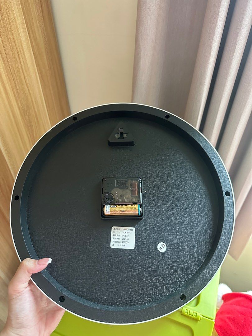 由 hahahaha.____ (刊登 ID 1383152004，圖片 2) 提交，位於 台中市 (Taichung) 的 Snoopy時鐘 勤美購入 (類別：時鐘)，說明：原價590 用不到一個月 搬家了裝潢風格不符 但很可愛就是了 。