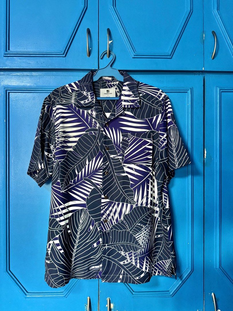 Standard Issue New York Open Collar Printed Shirt (Category: Tshirts & Polo Shirts ) located in Quezon City. Submitted by __danmoi (Listing ID 1383163814, Image 1). Description: Bought in the States for $120. Material is very cool to the skin almost silk-like. Relaxed fit. Fits a Medium-Large..