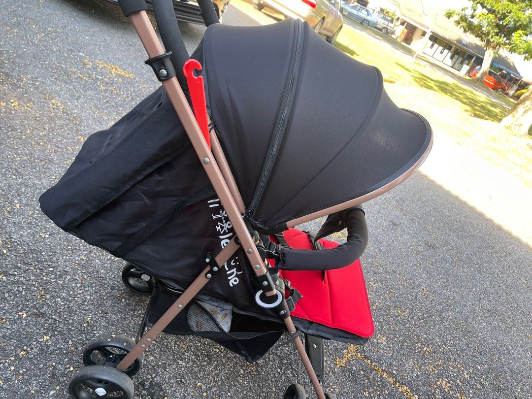 Stroller for baby (Category: Strollers) located in Melaka Tengah. Submitted by ain4396 (Listing ID 1383128691, Image 3). Description: - Senang lipat - SeleSa - bonet dapat bnyak space JUAL SEBB BABY DAH BESAR.