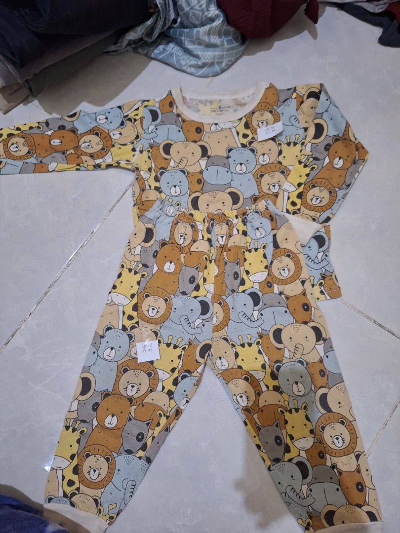 Take All Stelan Tidur Anak 1-2 t (Kategori: 1 hingga 3 tahun) berada di Bekasi. Dikirim oleh prelovedbycitsky2 (ID iklan 1383232879, Gambar 3). Deskripsi: minus pemakaian , berbulu halus ld 30-31 cm Pj baju 35-36cm LP 17-18 P.celana 40-49.