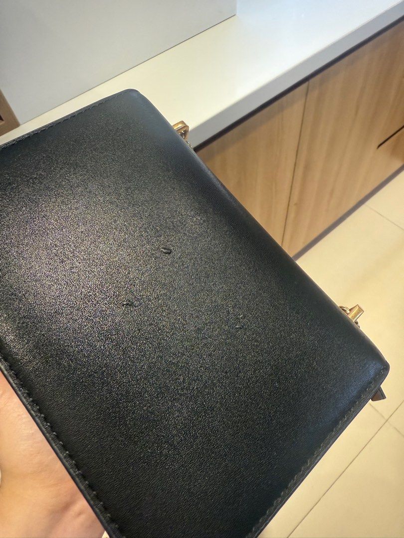 Tory Burch Small Eleanor - Black (Category: Luxury Bags & Wallets) located in Pasig City. Submitted by summernightss (Listing ID 1383097410, Image 3). Description: Tory Burch Small Eleanor - Black Photos, flaws and when worn available.