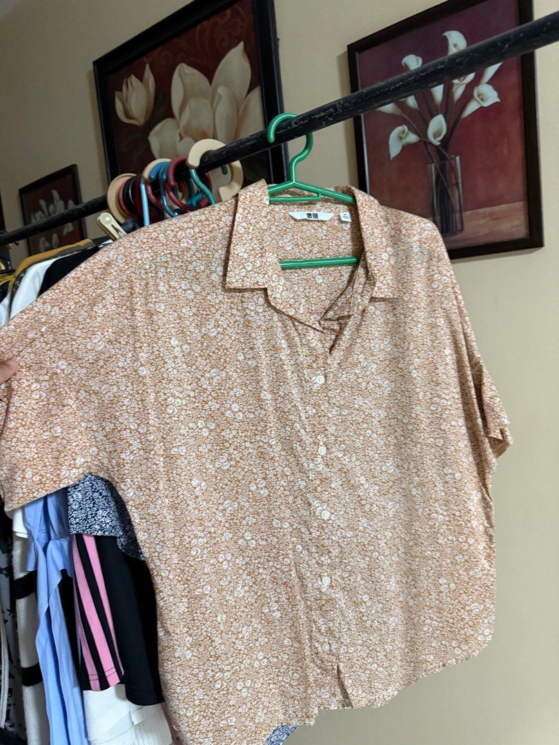 Uniqlo Floral Shirts (Category: Shirts) located in Cabanatuan. Submitted by camiddies (Listing ID 1383210140, Image 2). Description: — size: m — take both for ₱500! — barely used :) — can’t find any reference photos.