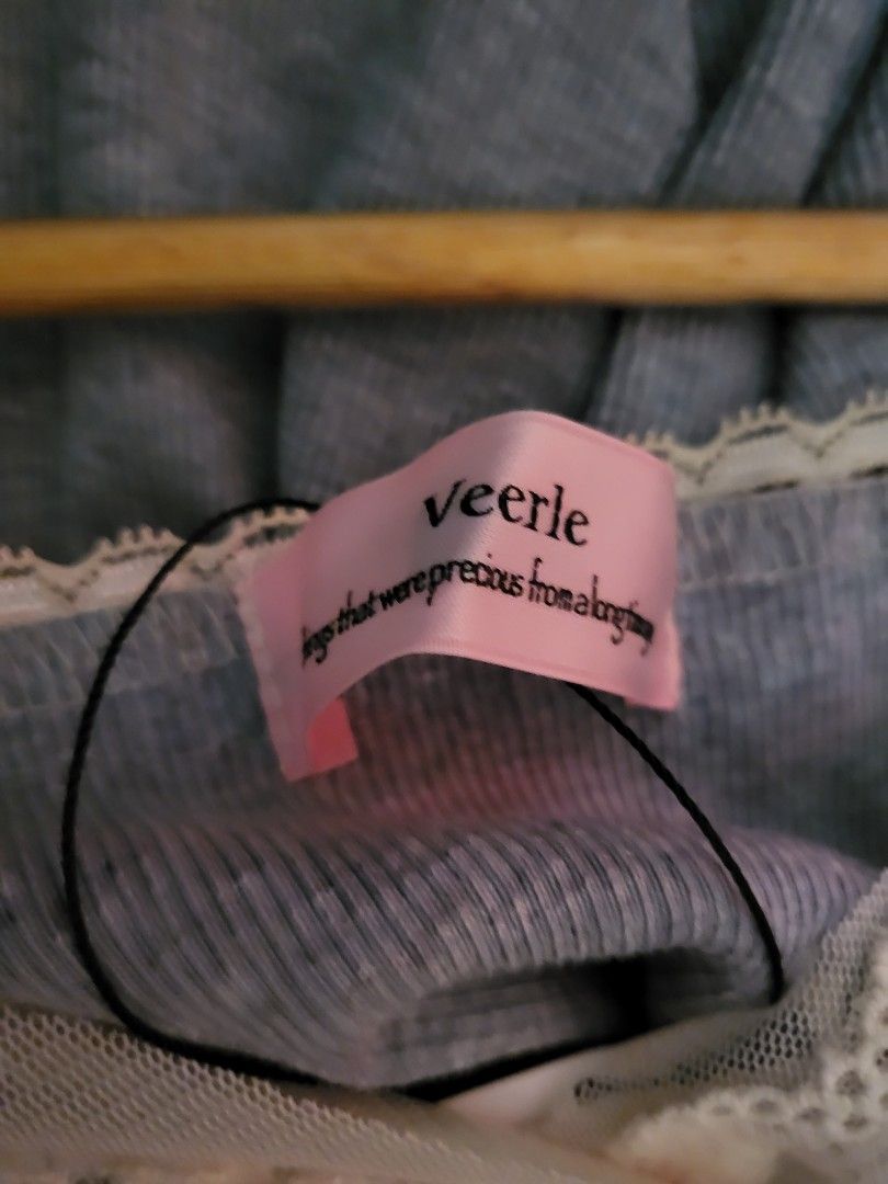 Veerle （分類：背心）位於 Hong Kong。 由 pedderebay 提交（商品編號 1383176686，圖片 5）。簡介： 淺灰色 sf 到付。。